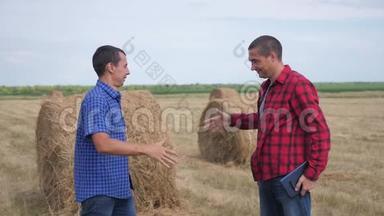 团队农业<strong>智慧</strong>农业理念.. 两个男人农民的生意牢固友好的握手工人握手
